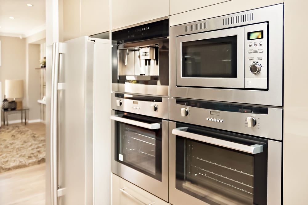 Luxurious,Kitchenware,Including,Silver,Oven,And,Refrigerator,In,The,Kitchen